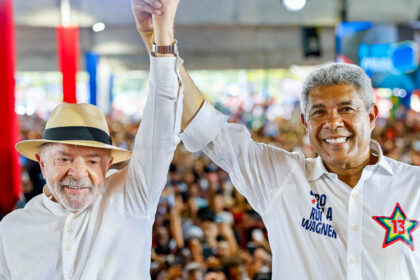 Na Bahia, Lula defende escolha atenta de quem vai cuidar do destino da gente